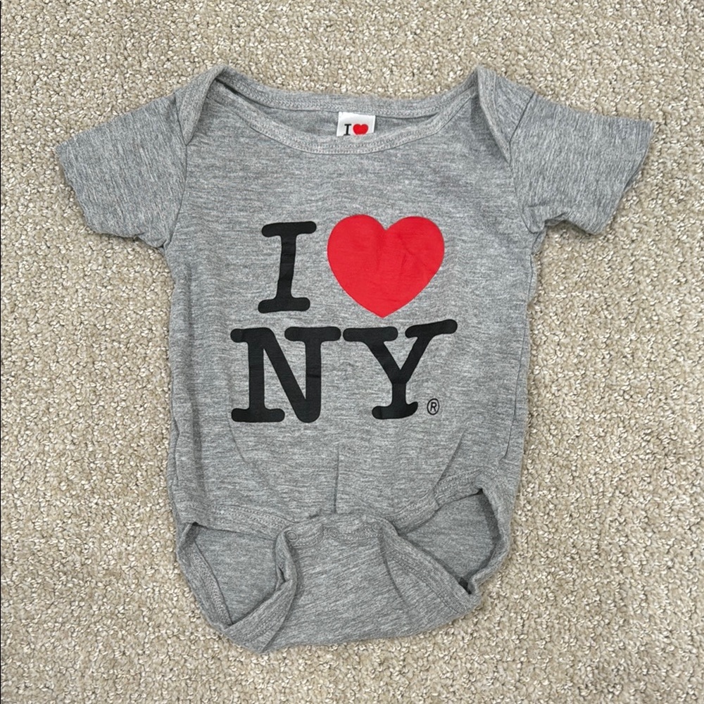 NWOT Gray 'I Love NY' Baby Bodysuit